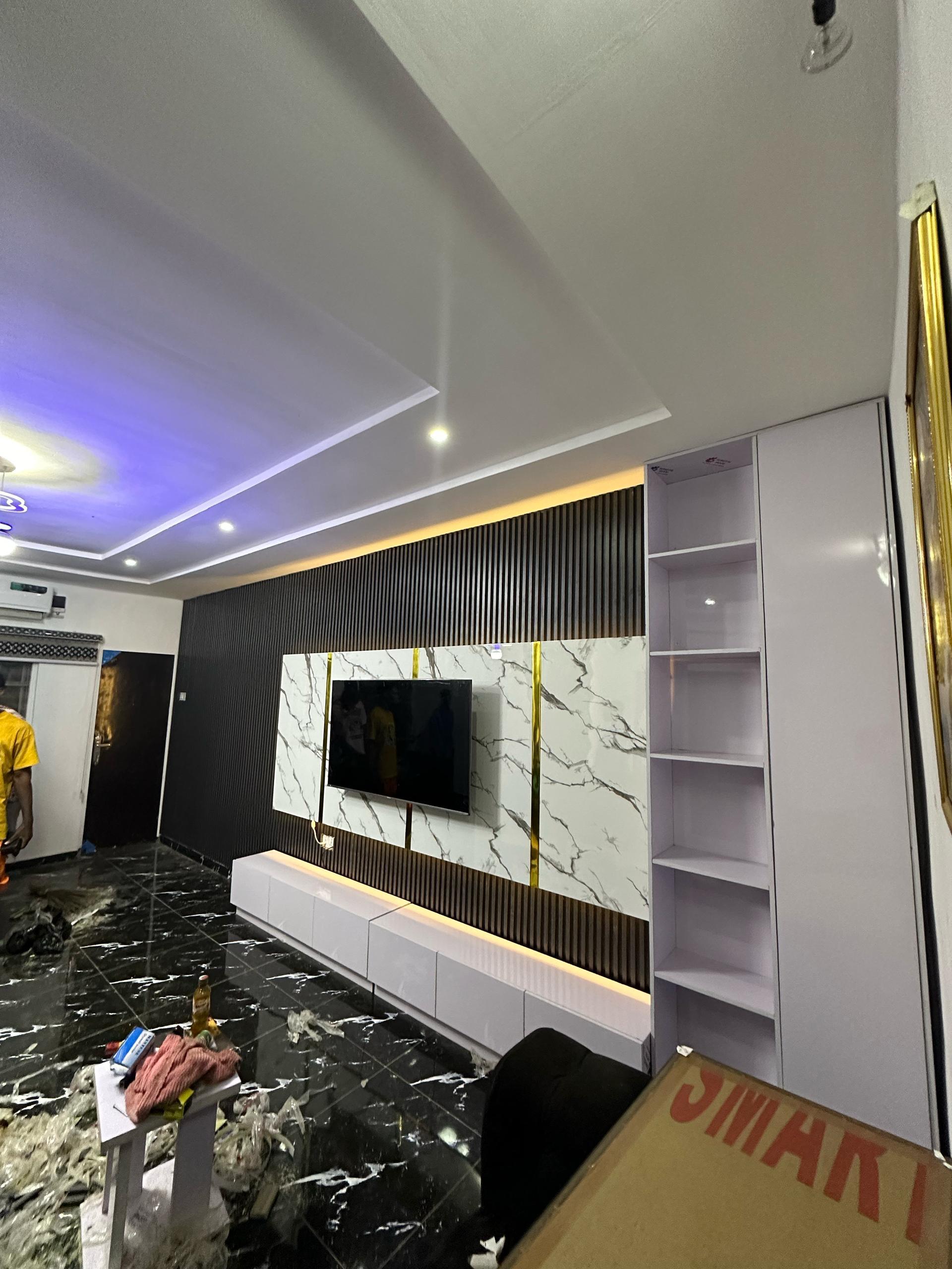 High-Gloss Board with Fluted Panel
